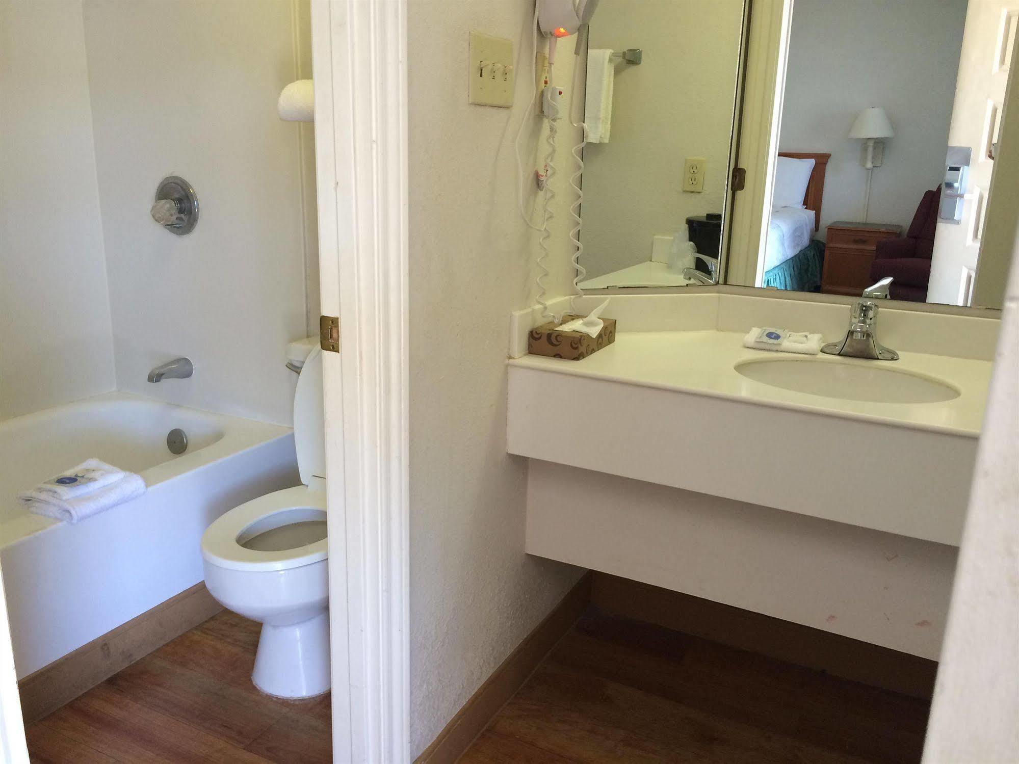 Hemp South Hotel 2*